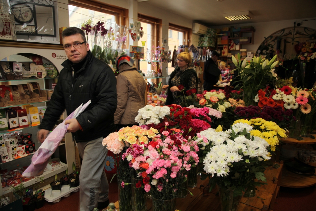 Ziedu salonā  “Krāčukakts” 8.martā vīrieši galvenokārt izraudzījušies pavasara ziedus. Salona darbinieces uzskata, ka 8.marts tomēr ir arī svētki tulpēm. 
Autors: Gatis Bogdanovs  