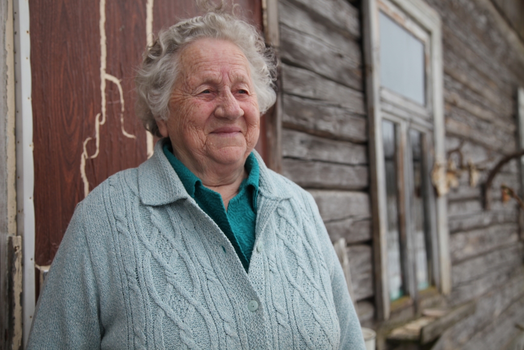 Beļavas pagasta “Arņu” māju saimniece Erna Krīgerte atzīst, ka savu sirdi nākoties dalīt uz pusēm. Puse joprojām piederot viņas bērnības zemei Gulbenei, bet otra – dzīvei laukos, kur kādreiz bijusi sava saimniecība, iekopts dārzs un ziedošas puķu dobes. Erna bieži aplūko fotogrāfiju, kurā redzama viņa pati (no kreisās), mamma Vera un māsa 
Autors: Gatis Bogdanovs