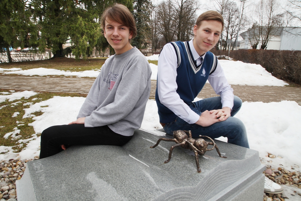 Ģimnāzisti Mārtiņš Ručevskis (no kreisās) un Elvijs Vanags ir pārliecināti, ka valodu zināšanas dzīvē noteikti noderēs.
Autors: Gatis Bogdanovs