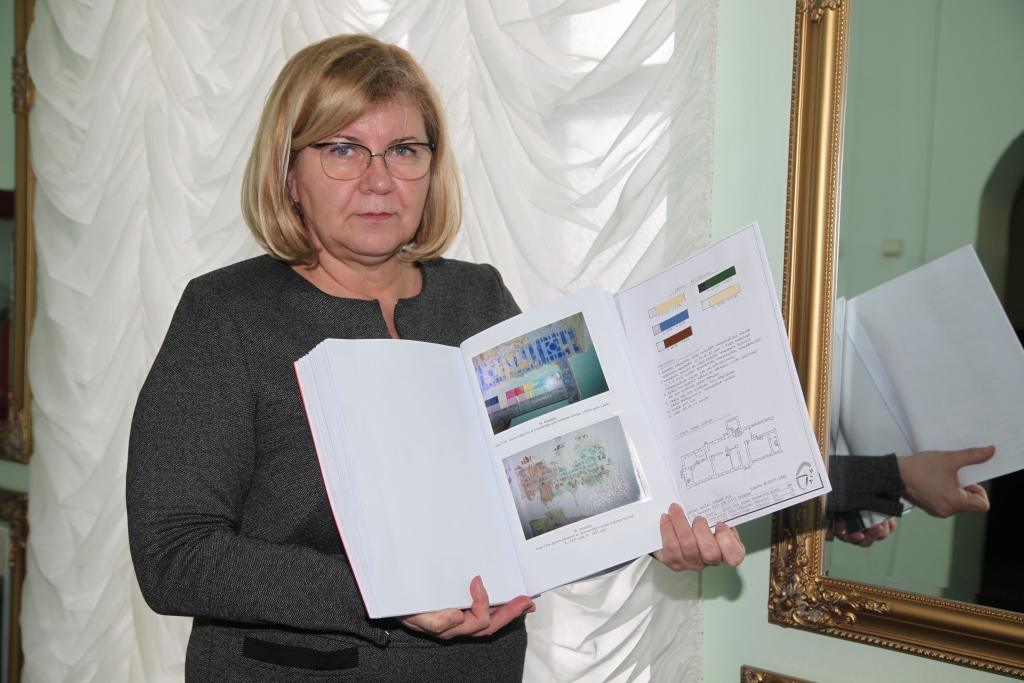 Liela interese par pētījumu! “Cilvēki nāk uz muzeju, jautā un vēlas lasīt izpētes materiālu par Sarkano pili,” stāsta muzeja direktore Valda Vorza. 	
Autors: Gatis Bogdanovs