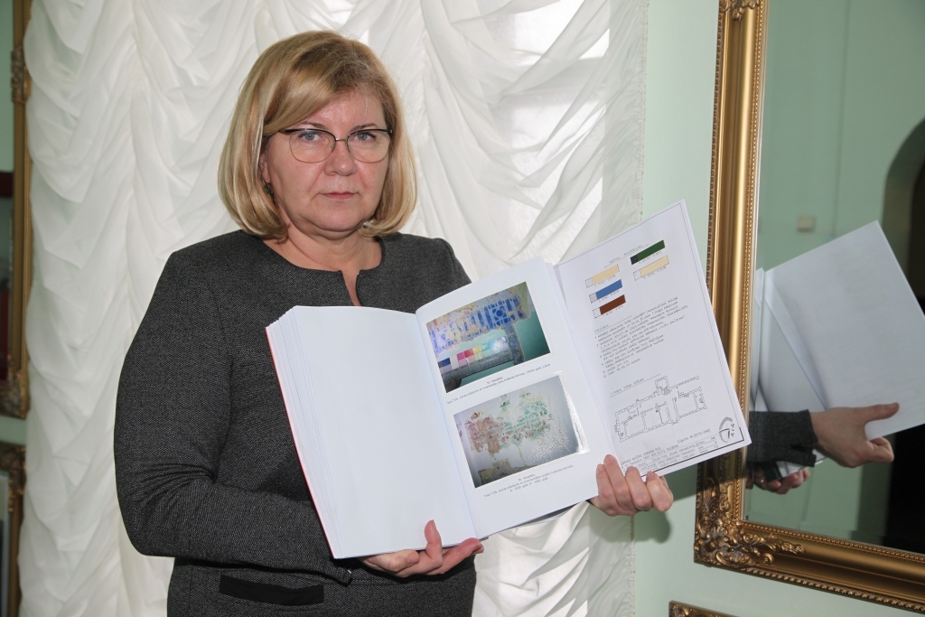 Liela interese par pētījumu! “Cilvēki nāk uz muzeju, jautā un vēlas lasīt izpētes materiālu par Sarkano pili,” stāsta muzeja direktore Valda Vorza. 	
Autors: Gatis Bogdanovs