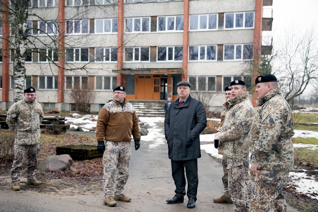 Aizsardzības ministrija šogad ir saņēmusi vislielāko finansējumu no valsts budžeta, lai stiprinātu mūsu valsts drošību. Liela vērība tiek veltīta arī Zemessardzei un tās materiālās bāzes paplašināšanai un uzlabošanai. Tāpēc aizsardzības ministrs Raimonds Bergmanis pagājušajā nedēļā apmeklēja Jaungulbeni, kur apskatīja bijušās Jaungulbenes arodvidusskolas dienesta viesnīcas telpas, kā arī tai piegulošās ēkas, lai, iespējams, tieši uz Jaungulbeni dislocētu Zemessardzes 25. kājnieku bataljona štābu.
Autors: Gatis Bogdanovs 