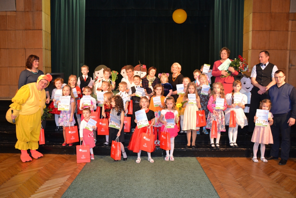 Vokālistu konkursā Lizumā gan žūrijas komisiju, gan arī skatītājus priecēja 24 mazie dziedātāji.
Autors: Eva Āboliņa