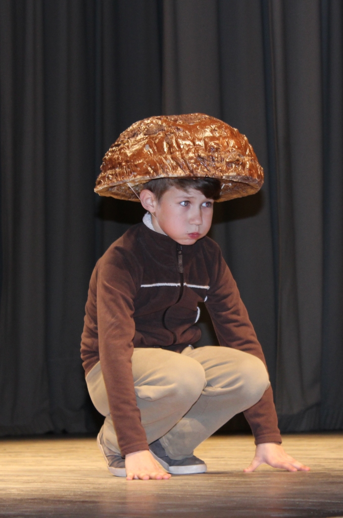 Tirzas pamatskolas mazās formas uzveduma “Ezīša Pušķīša dāvana” jaunais aktieris Daniels Ločmelis uz skatuves varēja lepoties ar tēta darināto cepuri.	
Autors: Edīte Siļķēna