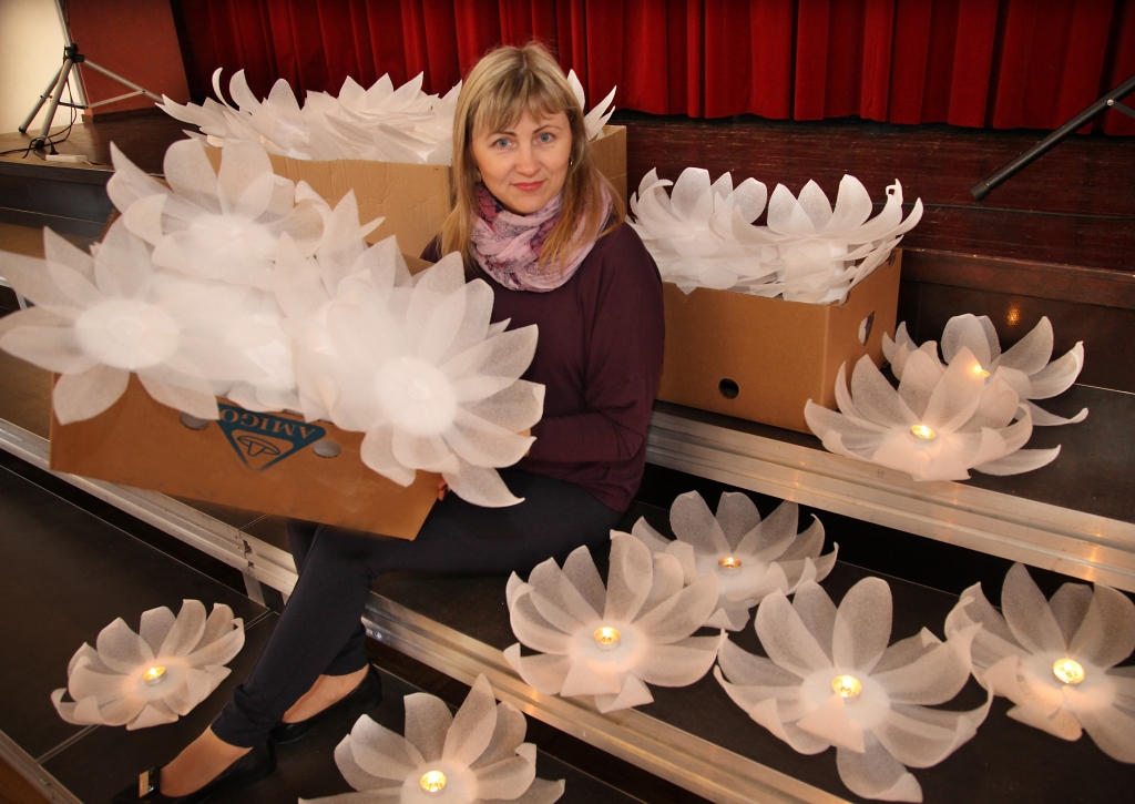 Jaungulbenes tautas nama mākslinieciskā vadītāja Dace Stūrīte ar prieku rāda, cik skaistas ūdensrozes jau paspējušas “uzziedēt”, domājot par Gulbenes Novada svētkiem 6.augustā.  
Autors: Gatis Bogdanovs