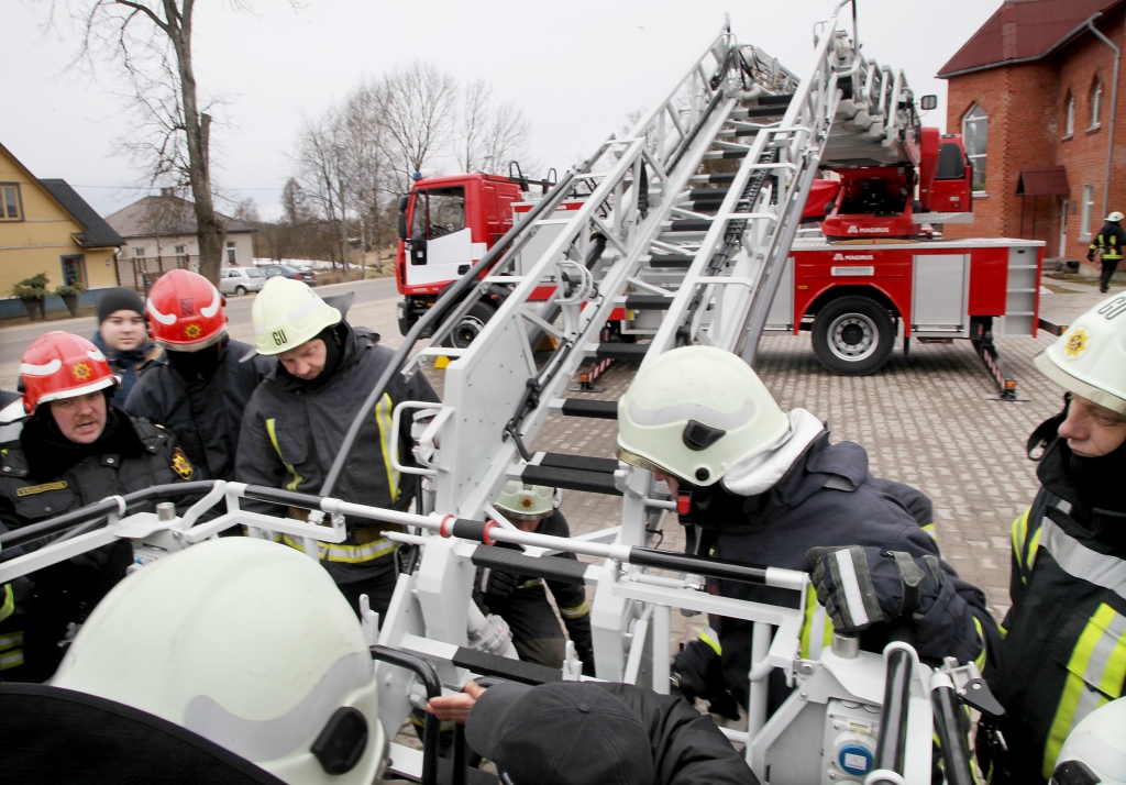 Jaunā tehnika konkrētās situācijās atvieglos glābēju darbu. Šajās dienās Gulbenes daļas darbinieki apmācībās apgūst šīs tehnikas izmantošanas pamatprincipus. 
Autors: Gatis Bogdanovs 