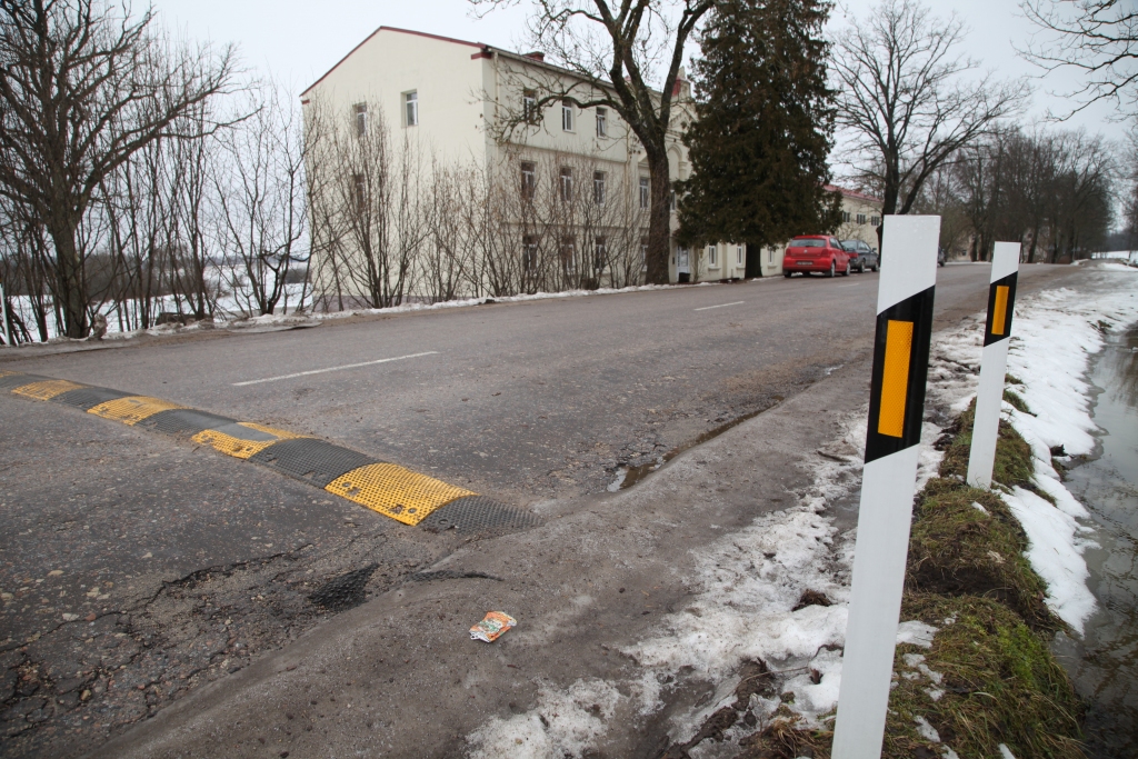Iepriekš pie Tirzas pamatskolas bija izvietotas ātruma ierobežojuma zīmes, ko daudzi autovadītāji diemžēl neievēroja. Tagad ātrumu liek samazināt “guļošie policisti”. 	
Autors: Gatis Bogdanovs