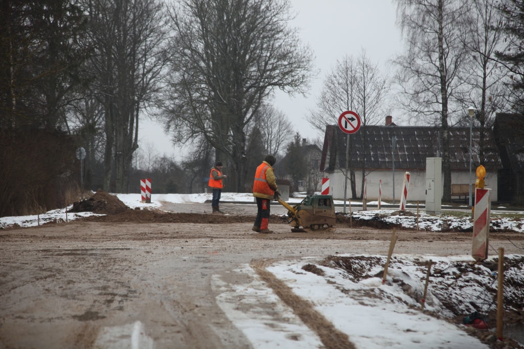 Posmā no degvielas uzpildes stacijas “Lukoil” virzienā uz Brīvības ielas pusi tiek mainīta ceļa klātne.
Autors: Gatis Bogdanovs