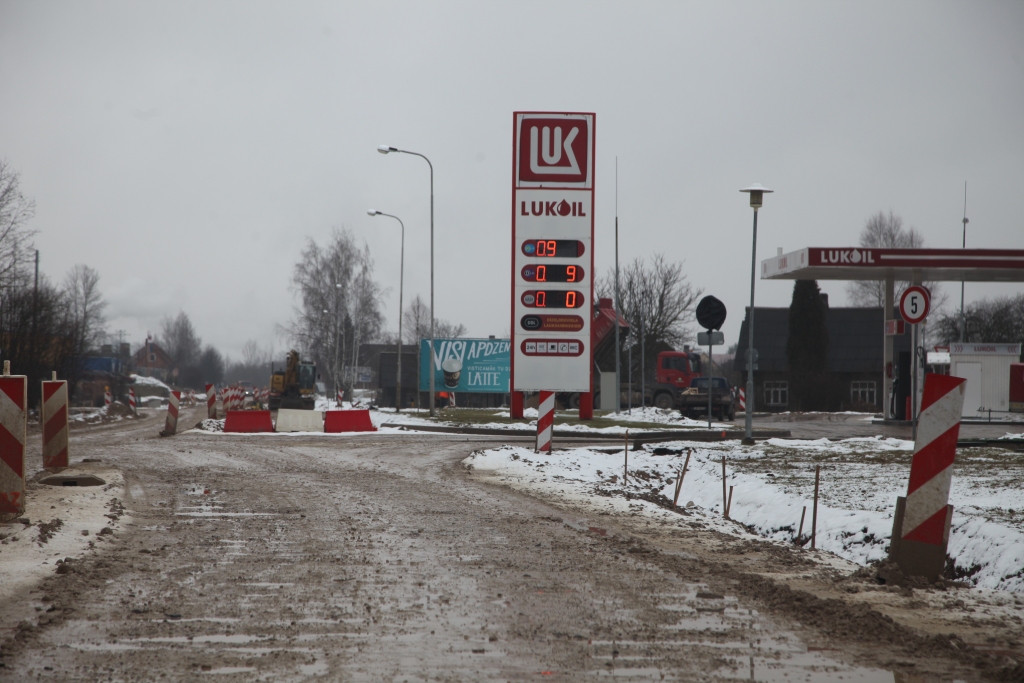 Posmā no degvielas uzpildes stacijas 