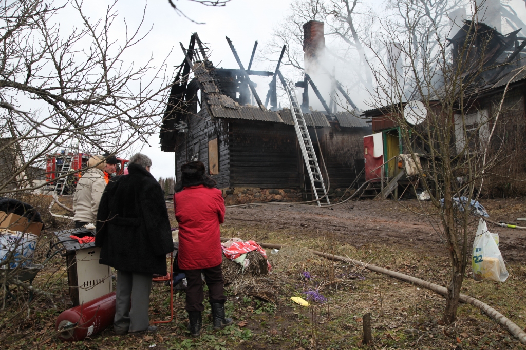 “Mācītājmājas” iedzīvotājiem, kuri tagad ir palikuši bez mājokļa, Stradu pagasta pašvaldība ierādīs pagaidu mājokļus, lai mazliet vēlāk apzinātu viņu maksātspēju un tad izīrētu konkrētus mājokļus. 	
Autors: Gatis Bogdanovs