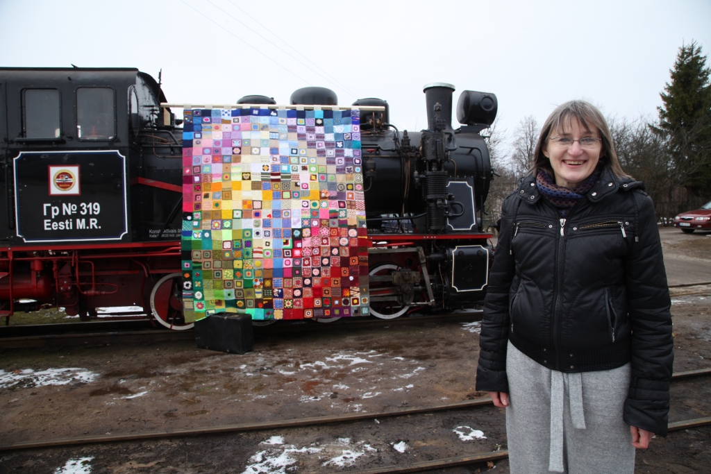 Gulbenes novada amatnieku biedrība šajās dienās devās ciemos pie SIA “Gulbenes-Alūksnes bānītis”, lai ar tvaika lokomotīvi “Ferdinandu” tautās izvestu lielo novada musturdeķi. Lielais Gulbenes novada musturdeķis tiešām ir varens un ļoti krāšņs. Segas izmēri ir iespaidīgi - 2,35x2,80 metri. To veido 437 dažādu rakstu un krāsu motīvi. Deķa tapšanā, adot, tamborējot, šujot, citādi palīdzot, ir sevi pieteikuši un šobrīd reģistrēti 117 dalībnieki no visa mūsu novada, kā arī 35 Lielā orientēšanās brauciena “Rēzekne-Gulbene” komandas. Dažu dalībnieku vārdi vēl tiek precizēti. Amatnieku biedrības pārstāve Iveta Priedīte atceras, ka pašu pirmo motīvu tamborēja vairāki cilvēki, bet iesāka vīrietis, kurš tamboradatu rokās nebija turējis. Fragmentus meistaroja gan jauni, gan veci, gan ģimenes, gan individuālie meistari, gan arī rokdarbu studiju dalībnieki.  
Autors: Gatis Bogdanovs