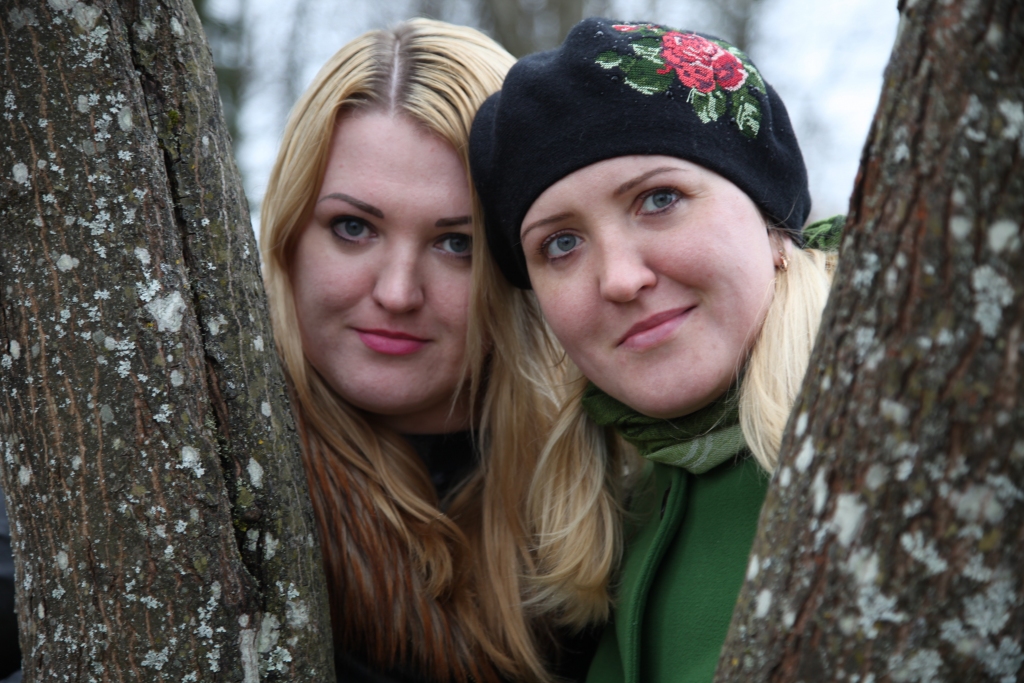 “Mēs vienmēr viena par otru uztraucamies, pārdzīvojam, mums vienmēr ir jāzina, kas ar šo otru manu vistuvāko cilvēku notiek,” saka māsas Kristīne (no kreisās) un Marina.
Autors: Gatis Bogdanovs