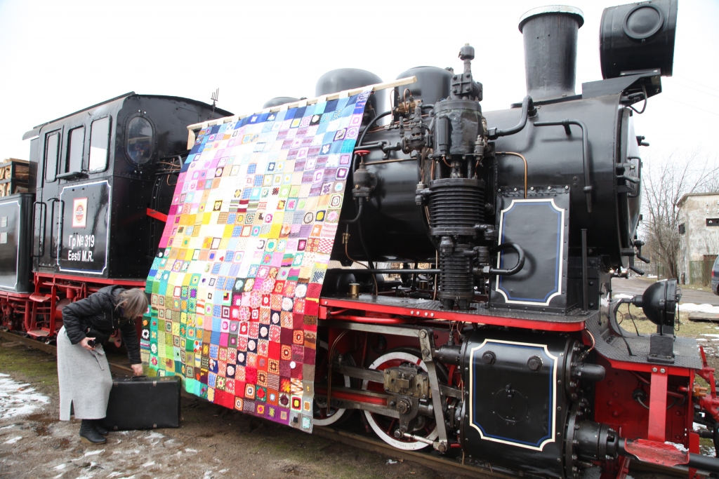 “Lai būtu, kur glabāt gatavos deķa gabaliņus, tika atjaunots liels koferis. Bija grūti noticēt, ka šo koferi ir iespējams piepildīt ar rokdarbiem. Tomēr visiem kopā mums tas izdevās!” atzīst novada amatnieku biedrības pārstāve un projekta vadītāja Iveta Priedīte. 
Autors: Gatis Bogdanovs