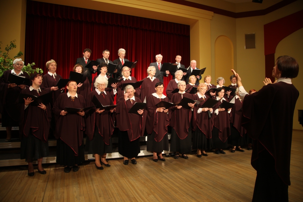 Gulbenes kultūras centra senioru koris “Atbalss” ar labiem rezultātiem piedalās koru skatēs savā vecuma grupā. Līdz šim žūrija senioru sniegumu novērtējusi ar pirmās un otrās pakāpes diplomiem. Par to paldies arī kora diriģentei Ligitai Plešanovai-Jarusovai. 		
Autors: Gatis Bogdanovs