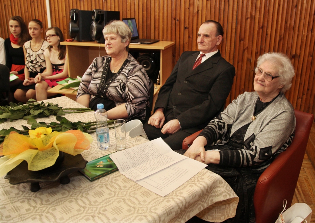 Dzejas krājuma autore Vija Poļaka-Rikveile (no labās) kopā ar znotu Uldi un meitu Aiju. 		
Autors: Gatis Bogdanovs