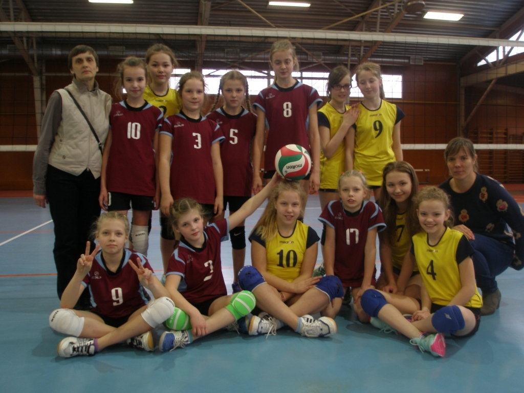 Jaunākās (U-12) volejbolistes dala līderu pozīcijas pēc pirmā apļa Latvijas Jaunatnes čempionātā. 
Autors: no personiskā arhīva