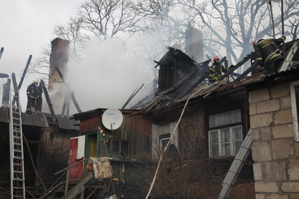 Vecgulbenes luterāņu draudzes vēsturiskā mācītājmāja Stradu pagastā 2.februārī sagaidīja savu 116. dzimšanas dienu, bet jau 17.martā ugunsgrēks ēku aizrāva nebūtībā.  
Autors: Gatis Bogdanovs (no arhīva)