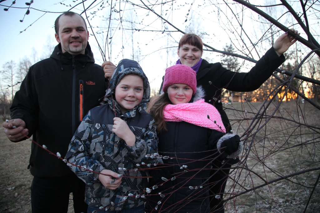 Šosvētdien svinēsim Lieldienas. Katram tās ir savas, ar savām tradīcijām, priekiem. Starēniešu Boldānu ģimenei – Velgai, Ingusam, Ivetai un Vairim – Lieldienas ir Kristus augšāmcelšanās svētki. “Lieldienas mūsu ģimenei pēdējos gados saistās ar došanos uz Gulbenes katoļu baznīcu, ar piedalīšanos misēs, ar darbošanos baznīcā, baznīcas rotāšanu svētkiem. Šogad Lieldienas mums būs īpašas, jo, tāpat kā Ziemassvētkos, mēs, visa ģimene, baznīcā piekalposim – vīrieši pie altāra, mēs ar meitu dziedāsim un es lasīšu lasījumu,” stāsta Velga. 	
Autors: Gatis Bogdanovs