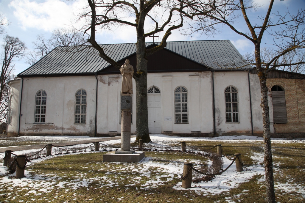 Gulbenes baltā baznīca! Katram gulbenietim, kurš te dzimis, audzis un mīl savu pilsētu, ir goda un sirdsapziņas jautājums kopīgiem spēkiem atjaunot dievnama zvanu torni.    
Autors: Gatis Bogdanovs