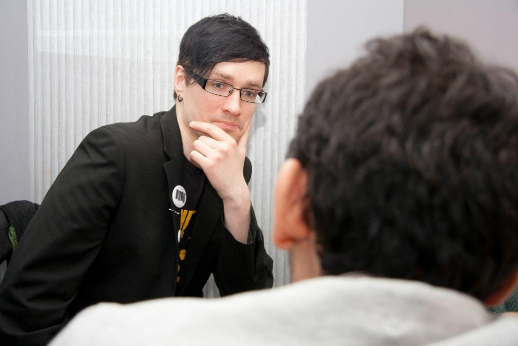 Uz diskusiju rosinošs. Par domātāju kļuvušais Didzis Melbiksis vienmēr ir bijis oriģināls un vienmēr grāmatas lasošs. Laiks arī pašam sākt rakstīt grāmatas, to novēl “Dzirkstele”!    
Autors: no personiskā arhīva