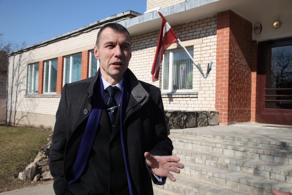 „Protams, noziedzības raksturs laika gaitā Gulbenes novadā ir mainījies, salīdzinot ar manu darba gaitu sākumu šeit. Tomēr kopumā nav lielas atšķirības ar citiem Latvijas novadiem. Darba pietiks arī Gulbenē,” saka Gulbenes rajona prokuratūras jaunais virsprokurors Helmuts Brasovs. 
Autors: Gatis Bogdanovs