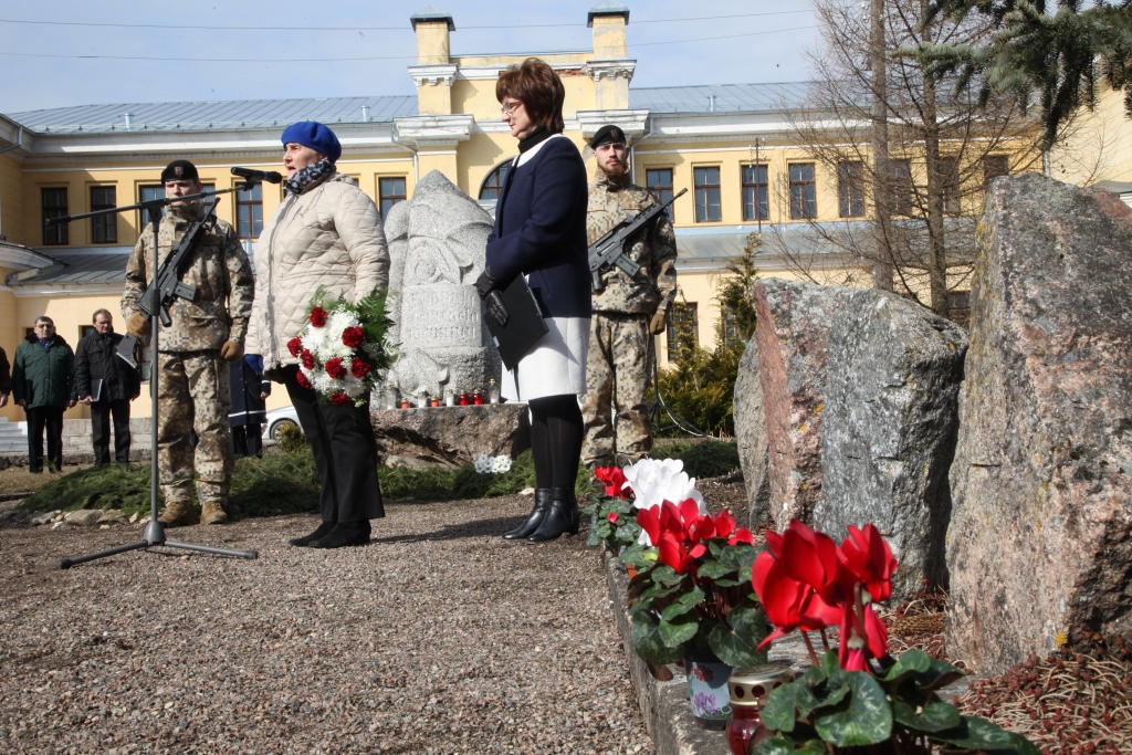 Komunistiskā genocīda upuru piemiņas pasākumā pie Gulbenes dzelzceļa stacijas izskanēja aicinājums represētajiem dalīties atmiņās, jo visnozīmīgāk ir satikties ar patiesu cilvēku, kam vēsture ir viņa dzīve. 
Autors: Gatis Bogdanovs
