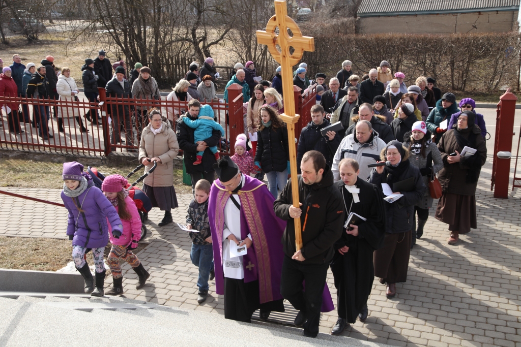Piektdien, 25.martā, krustaceļa gājienā cauri Gulbenei kopumā iesaistījās aptuveni 200 cilvēku. Piedalījās arī ģimenes ar bērniem. 
Autors: Gatis Bogdanovs