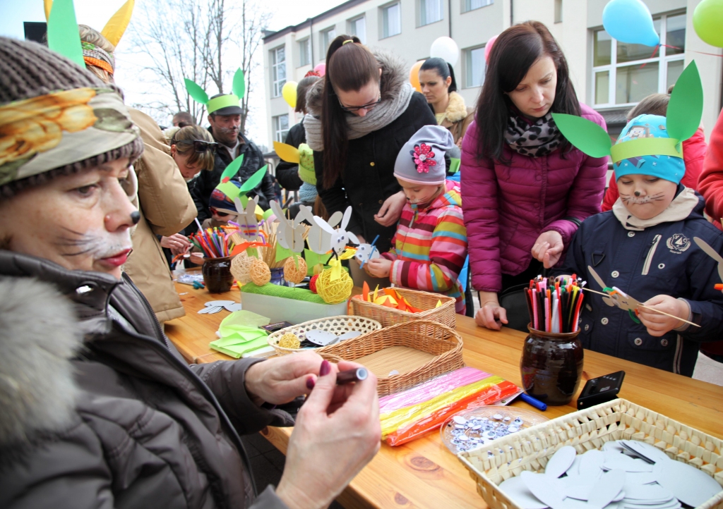 Tradicionāli Lieldienu pasākumā Gulbenē varēja piedalīties dažādās radošajās darbnīcās. 	
Autors: Gatis Bogdanovs
