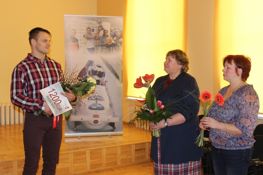 Ar Daumanta Dreiškena panākumiem lepojas arī Gulbenes novada Valsts ģimnāzijā. Viņu sveica skolotājas Aleksandra Birkova (otra no labās) un Solvita Vīcupa. 
Autors: Gunta Krevica