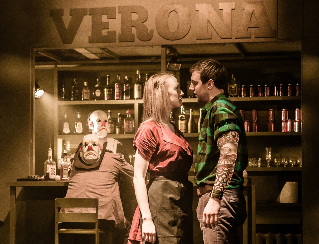 Valmieras Drāmas teātra jaunajā izrādē “Romeo un Džuljeta” dzimtu naida vietā par jaunu cilvēku nāves iemeslu kļuvusi cīņa par varu. 
Autors: Matīss Markovskis