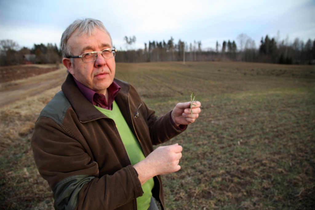Gulbenes novada bioloģiskās lauksaimniecības biedri 6.aprīlī pulksten 10.30 Gulbenes novada domes ēkā pulcēsies kopsapulcē, lai kopīgi analizētu pašreizējo situāciju bioloģiskajā lauksaimniecībā, mēģinātu rast risinājumu problēmām, kas galvenokārt skar produkcijas pārdošanas iespējas, kā arī norādītu uz pozitīvo bioloģiskajā saimniekošanā. Biedrība, kurā šobrīd iestājušies 70 lauksaimnieki, ir arī Latvijas Bioloģiskās lauksaimniecības asociācijas biedre. Gulbenes novada bioloģiskās lauksaimniecības biedrību jau astoņpadsmit gadus vada Mārtiņš Upāns no Stāmerienas pagasta, kuram pašam kopš 1994.gada ir bioloģiskā zemnieku saimniecība “Priednieki”. Šobrīd viņš apsaimnieko vairāk nekā 300 hektārus zemes. 
Autors: Gatis Bogdanovs