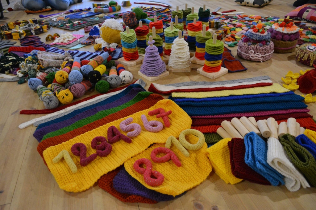 Pirmsskolas vecuma grupas bērniem čaklo un izdomas bagāto rokdarbnieču sarūpētās rotaļlietas noteikti patiks un veicinās vēlmi ar tām rotaļāties. 	
Autors: no personiskā arhīva