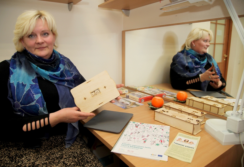 Runājieties ar savu bērnu! Stāstiet pasakas, stāstus, māciet klausīties, runājiet ar bērnu pareizi un skaidri, dziediet kopā, nelietojiet regulāri pamazināmās formas, esiet pacietīgi atbildes sagaidīšanā no bērna, nesteidzieties atbildēt viņa vietā, ierobežojiet mobilo tālruņu un datoru lietošanu bērniem, kuru runa tikai attīstās, smaidiet un uzslavējiet bērnu!” iesaka Daiga Kalinka.
Autors: Gatis Bogdanovs