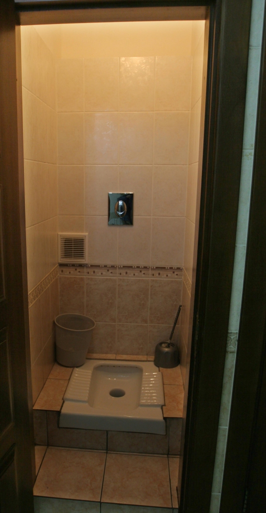 Pārdomu telpas, kuras durvis rotā zeltīti burti WC, remontu neveica pati SIA “Dubate”, bet gan tās nolīgtā, Krievijā reģistrētā apakšuzņēmēju firma “Jevroremont”. 	
Autors: Gatis Bogdanovs