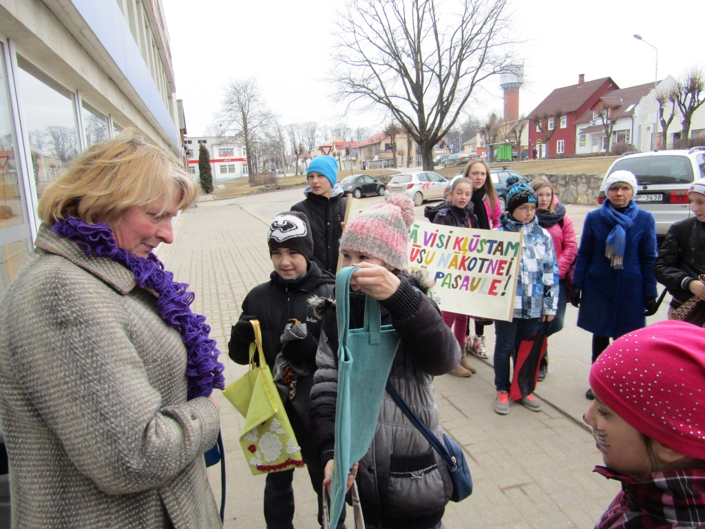 Paveikt labu darbu savām rokām un pēc tam pastāstīt cilvēkiem. Dāvināt savu darinājumu. To visu Gulbenes 2.vidusskolas 6.b klases skolēni (audzinātāja Daira Ģērmane) mācās piedaloties projektā “Es varu būt zaļš”. 

Autors: Dita Grigore
