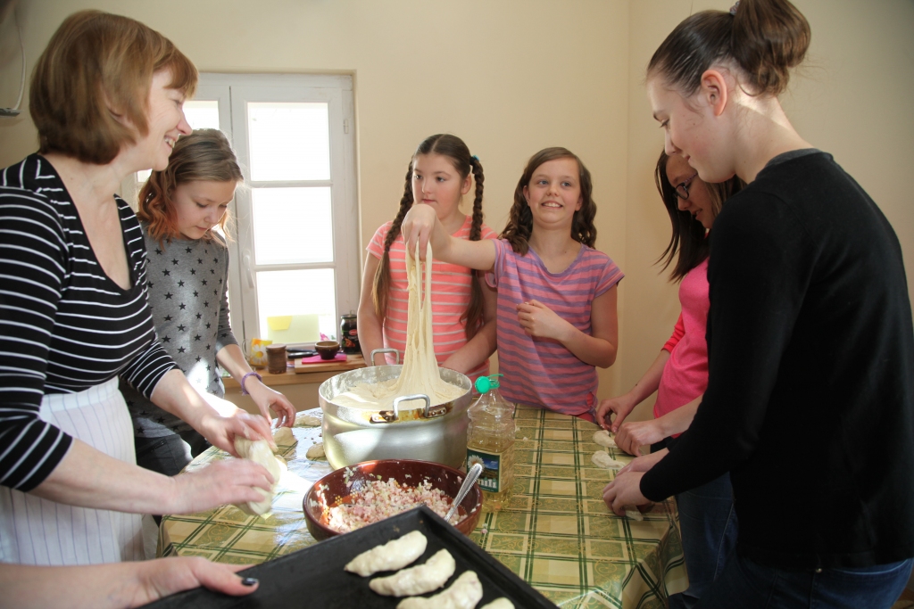 Akcijas “Satiec savu meistaru” laikā liela rosība pagājušajā sestdienā valdīja arī Lizuma pagastā rakstnieka Apsīšu Jēkaba dzimtajās mājās “Kalaņģos”. Tur tika cepti sāļie un saldie pīrāgi, pētīti dažnedažādi jostu raksti un gatavotas lelles. Tāpēc var droši teikt, ka senā celtne dzīvo savu otro mūžu. “Lai izdotos garšīgi pīrāgi, liela nozīme ir mīklai, pīrāgu pildījumam un arī krāsnij,” stāsta Inita Jukse (no kreisās), kura meitenēm ierādīja pīrāgu cepšanu. Izdevās patiešām garšīgi! 	
Autors: Gatis Bogdanovs