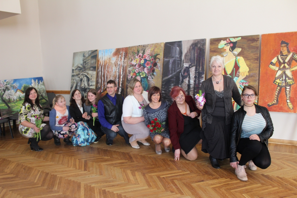 Pēc labi padarīta darba var arī visi kopā nofotografēties. Mākslas studijas “Krāsu prieks” dalībnieki  kopā ar studijas vadītāju Solveigu Kļaviņu ir gatavi atkal jauniem izaicinājumiem. 	
Autors: no studijas arhīva