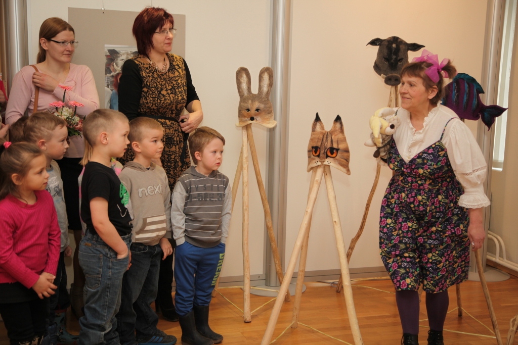 “Vai jūs zināt, ka mākslinieces Daces Rudzītes zvēri no meža var ienākt arī mājās?” Gulbenes novada vēstures un mākslas muzejā bērniem jautā Lote no Izgudrotāju ciema. 
Autors: Gatis Bogdanovs 