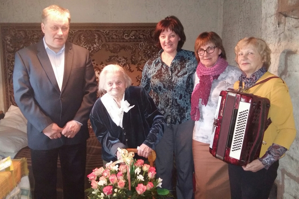 Simtgadniece Velta Krieva savā skaistajā jubilejā kopā ar apsveicējiem. 
Autors: no kultūrvēsturiskā mantojuma un tradīciju centra arhīva