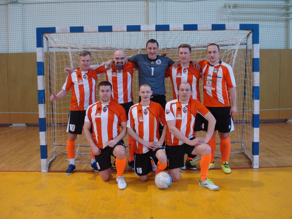 Gulbenes komanda - čempioni ZA reģiona veterānu telpu futbola čempionātā.   
Autors: no personiskā arhīva 