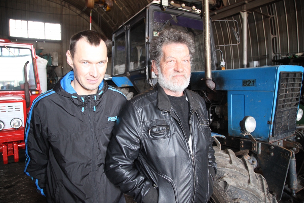 Jaungulbenes pagasta zemnieku saimniecība “Rītiņi” ir pozitīvs piemērs tam, cik veiksmīgi ar lauku uzņēmējdarbību var nodarboties divas paaudzes. Pagaidām saimniecības īpašnieks ir Andris Krūmiņš, bet viņa lielākais palīgs ir dēls Oskars. Tēvs un dēls saprotas no pusvārda gan graudkopības, gan tehnikas, gan piena lopkopības jautājumos. Tas dod garantu saimniecībai, ka tā turpinās attīstīties. “Runājot par lauksaimniecības tehniku, Oskars mani simtkārt pārspēj. Es pat domāju, ka viņš vienu otru inženieri sit pušu. Dēlam ir talants uz tehniskām lietām. Viņš ne tikai remontē tehniku, bet pats uzlabo dažādus agregātus. Lauksaimniecības tehniku, kas vairs nav jauna, Oskars uztur ļoti labā kārtībā,” dēlu uzliela tēvs.  Andris atzīst, ka pošoties jau uz Uzņēmumu reģistru, lai pārrakstītu saimniecību uz dēla vārda.   
Autors: Gatis Bogdanovs