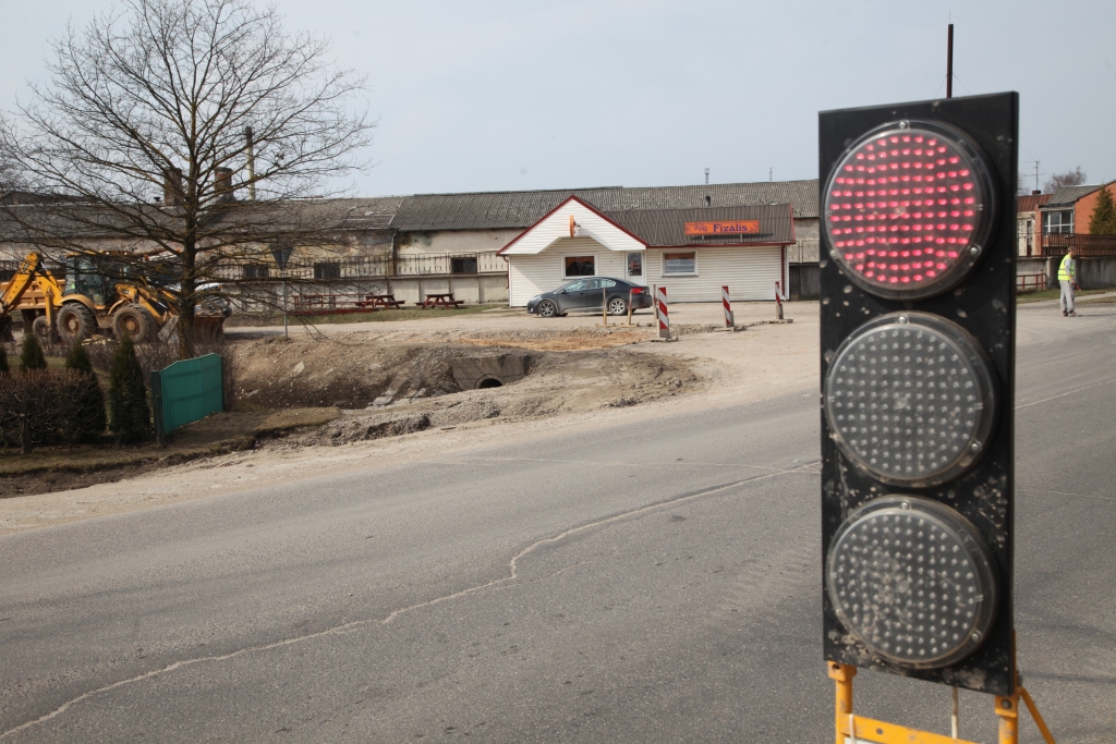Rekonstrukcijas darbi ir pietuvojušies krustojumam, tāpēc satiksmes regulēšanai tajā izvietoti luksofori. 
Autors: Gatis Bogdanovs