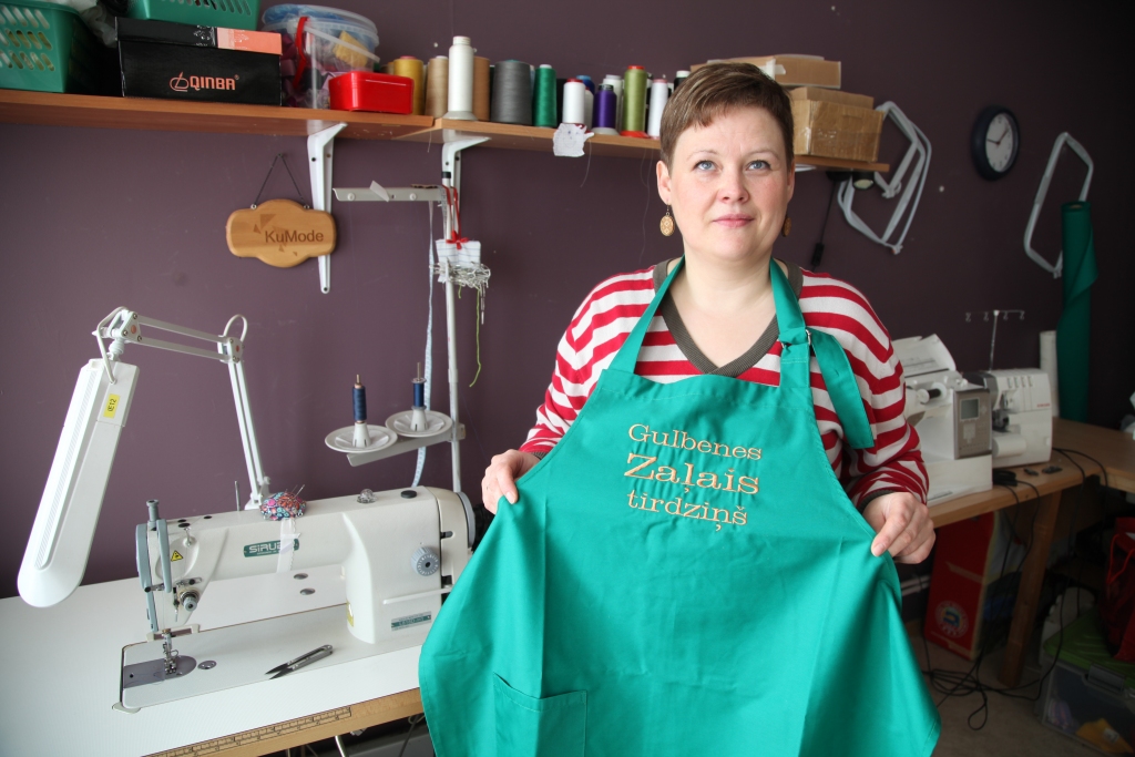 Izvēlies novadā pašu rokām audzēto, gatavoto, veidoto! Atbalsti savējos! Ar šādu domu Inuta Elksnīte šuvusi priekšautus vietējiem ražotājiem viņu atpazīstamībai Zaļajā tirdziņā.  
Autors: Gatis Bogdanovs