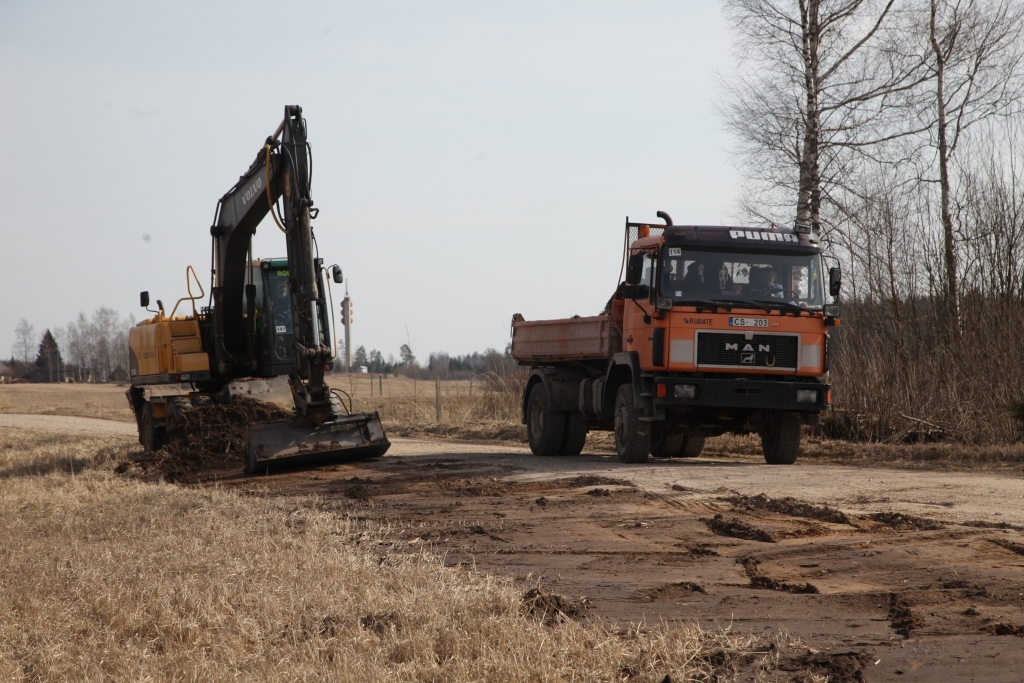 Pamazām jaunu veidolu iegūst pašvaldības lauku ceļa Galgauska-Zemītes-Lielkaļi 3 kilometru garais posms.
Autors: Gatis Bogdanovs