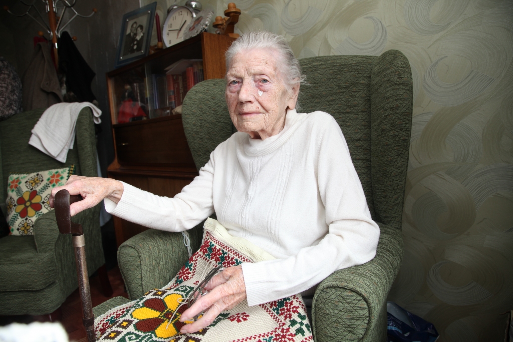 “Šodien, protams, mans dzīves stāvoklis ir zemāks, nekā dzīvojot pašas mājā Anglijā, bet te ir lauku sēta un es esmu lauku cilvēks. Man ir smuka un silta istaba, ceļos, kad gribu, gulēt eju, kad vēlos, ko ēd mājinieki, to paēdu es. Ko man vairāk vajag. Tagad tikai jānodzīvo līdz laikam, kad Latvijā viss sāks ziedēt,” saka Anastasija Vidze. 	
Autors: Gatis Bogdanovs