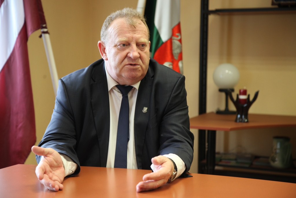 Nav no solītājiem. Andris Apinītis sarunās ar iedzīvotājiem nemēdz glaimot vai runāt to, ko no viņa gaida. “Saku, kā domāju, nesolu, ja nevarēšu izpildīt, bet vienmēr esmu gatavs domu apmaiņai,” viņš saka. 
Autors: Gatis Bogdanovs