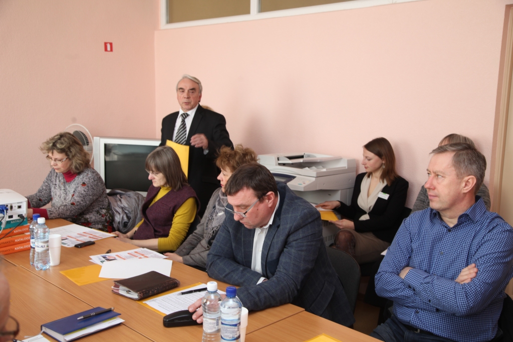 Nodarbinātības valsts aģentūras Gulbenes filiālē šonedēļ pulcējās novada darba devēji, lai piedalītos seminārā “Satiec savu darbinieku!”. Secinājums - darba devējiem jābūt aktīvākiem. 	
Autors: Gatis Bogdanovs