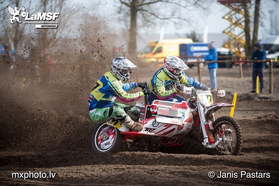 Uvis Vasiļenko stāsta, ka šogad ir uzbūvēts konkurētspējīgs motocikls, atliek vien krāt braukšanas pieredzi kopā ar savu jauno kantētāju Kasparu Krievu.
Autors: Jānis Pastars