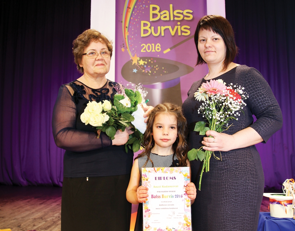 Galvenā titula “Balss burvis” ieguvēja vecākajā grupā Ance Kadanceva ar savu mammu Sanitu (no labās) un skolotāju Anitu Ledaini. 
Autors: Gatis Bogdanovs
