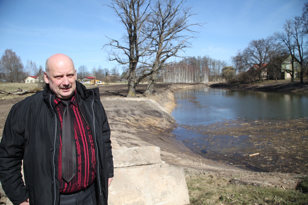 Litenes pagasta pārvaldes vadītājs Vilnis Lapiņš ir pārliecināts, ka soli pa solim pagasta centrs kļūs arvien pievilcīgāks un skaistāks. Šobrīd tiek tīrīts centra dīķis, kas kļūs par iedzīvotāju atpūtas vietu. 	
Autors: Gatis Bogdanovs